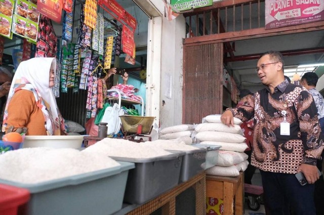 Wali Kota Magelang HM Nur Aziz melakukan tinjauan ke pasar tradisional jelang Lebaran, Kamis (13/4/2023). Foto: istimewa