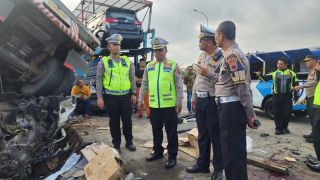 Polisi meninjau lokasi kecelakaan tronton yang menabrak 8 kendaraan di Tol Semarang-Solo. Foto: Dok. Istimewa