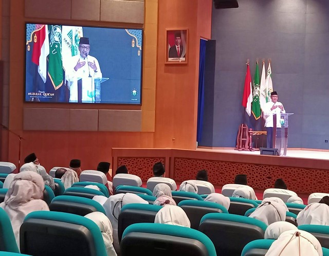 KH Ulil Abshar Abdalla, Ketua Lembaga Kajian dan Pengembangan Sumberdaya Manusia (Lakpesdam) Pengurus Besar Nahdlatul Ulama (PBNU), dalam acara peringatan Nuzulul Qur'an bertema 'Memahami Qur'an di Zaman Digital' yang digelar Unusa, Kamis (13/4) malam. Foto: Masruroh/Basra