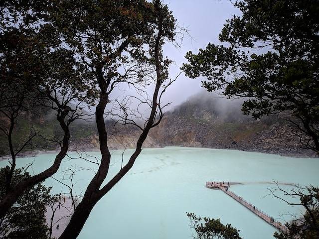 Ilustrasi Rest Area Kawah Putih. Sumber: unsplash.com.