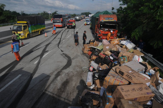 Petugas mengatur arus lalu lintas di sekitar lokasi terjadinya kecelakaan di Jalan Tol Semarang-Solo KM 487, Boyolali, Jawa Tengah, Jumat (14/4/2023). Foto: Aloysius Jarot Nugroho/Antara Foto