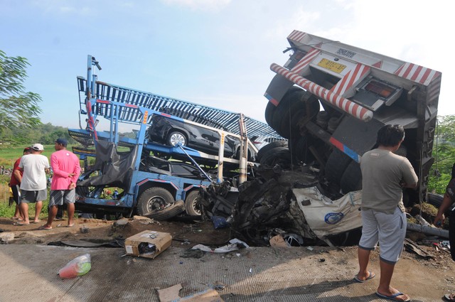 Warga melihat kondisi truk yang mengalami kecelakaan di Jalan Tol Semarang-Solo KM 487, Boyolali, Jawa Tengah, Jumat (14/4/2023). Foto: Aloysius Jarot Nugroho/Antara Foto