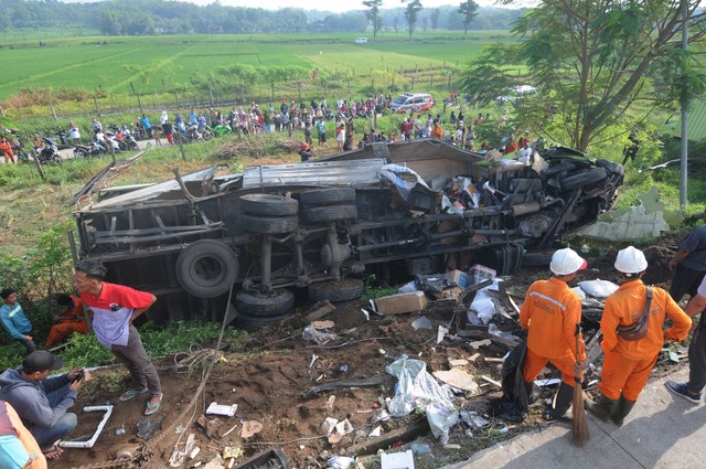 Warga melihat kondisi truk yang mengalami kecelakaan di Jalan Tol Semarang-Solo KM 487, Boyolali, Jawa Tengah, Jumat (14/4/2023). Foto: Aloysius Jarot Nugroho/Antara Foto