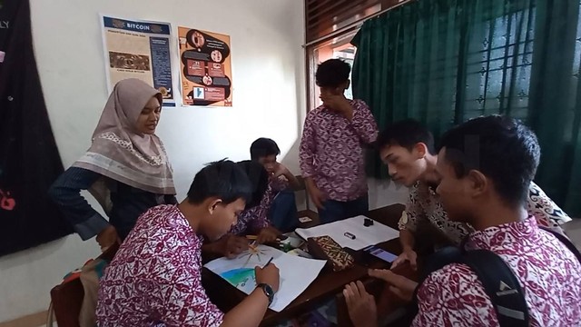 Mahasiswa PPG Universitas Ahmad Dahlan (UAD) terapkan pembelajaran Infografis di SMA N 4 Yogyakarta (Foto: Istimewa)