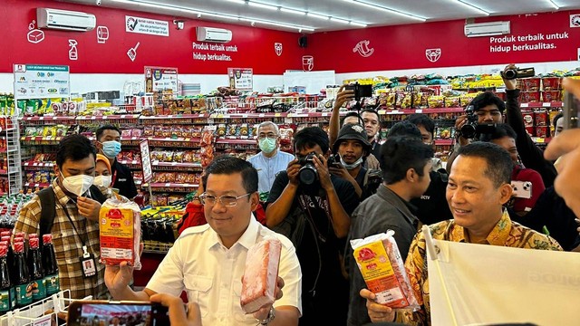 Pengecekan Daging Kerbau Impor oleh Dirut Bulog Budi Waseso dan Kepala Bapanas Arief Prasetyo Adi di Alfamidi Super Bangka Raya, Jumat (14/4/2023). Foto: Nabil Jahja/kumparan