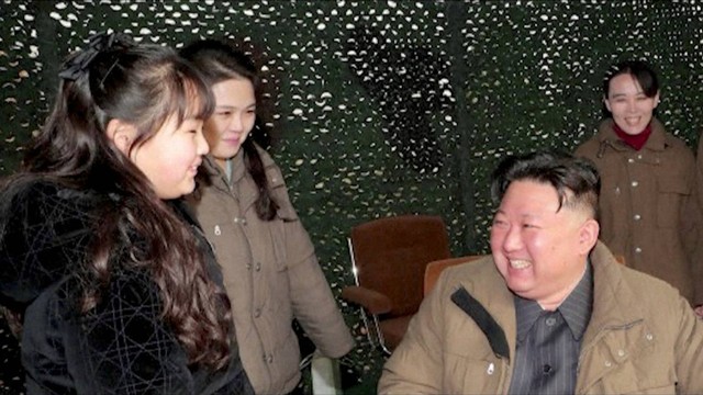 Pemimpin Korea Utara Kim Jong Un bersama istrinya Ri Sol Ju dan putrinya Kim Ju Ae menghadiri uji peluncuran rudal balistik antarbenua (ICBM). Foto: KCNA via Reuters