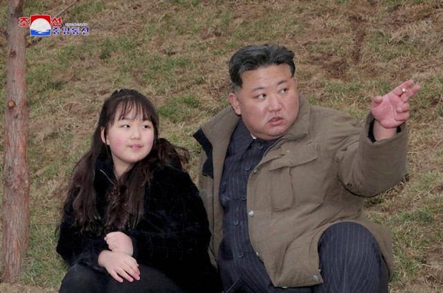 Pemimpin Korea Utara Kim Jong Un bersama putrinya Kim Ju Ae menghadiri uji peluncuran rudal balistik antarbenua (ICBM). Foto: KCNA via Reuters