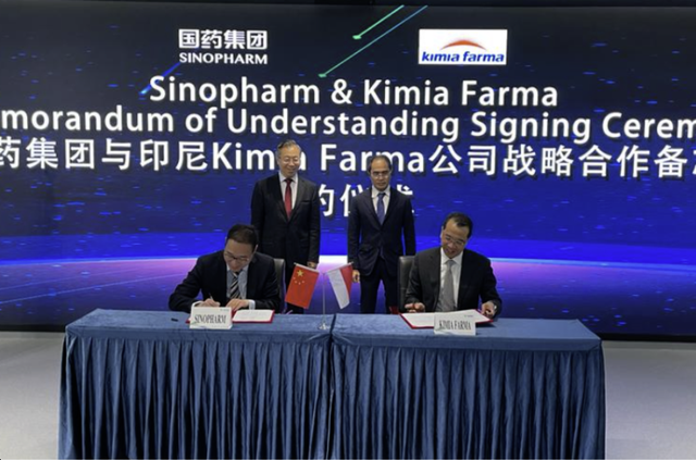Kimia Farma dan Sinopharm sepakat untuk menandatangani Nota Kesepahaman (MoU) terkait kerja sama pengembangan Bahan Baku Obat (BBO), Traditional Chinese Medicine (TCM), dan Project Platform TB. Dok Istimewa