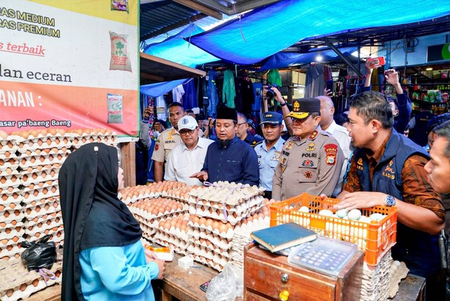 Gubernur Sulawesi Selatan Andi Sudirman Sulaiman bersama Forkopimda, TPID dan Satgas Pangan melakukan sidak di Pasar Pa’baeng-baeng, Kamis, (13/4/2023). Foto: Dok. Istimewa