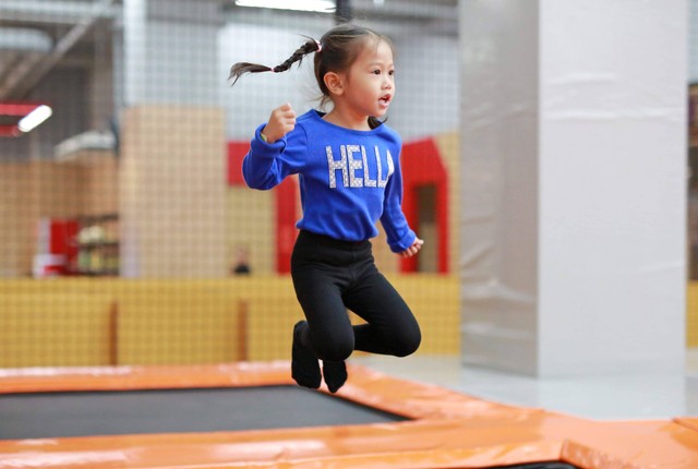 Ilustrasi anak bermain trampolin. Foto: GOLFX/Shutterstock