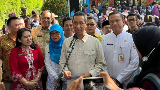 Pj Gubernur DKI Jakarta Heru Budi Hartono tinjau bazzar pangan murah di RPTRA Kecapi, Pasar Minggu, Jakarta Selatan, Jumat (14/4/2023). Foto: Haya Syahira/kumparan