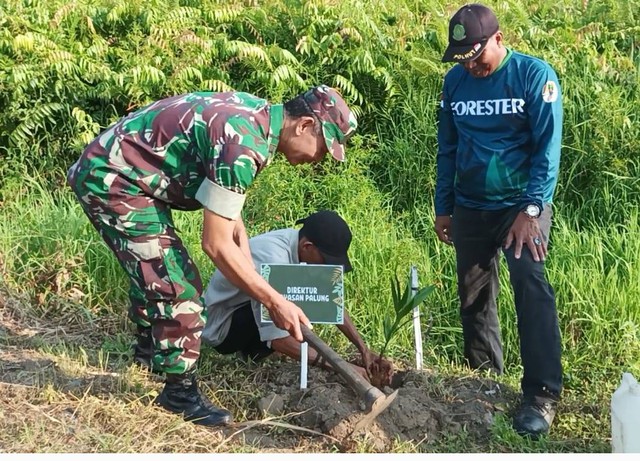 Direktur YP saat melakukan penaman bibit pinang dalam rangka hari bumi 2023. (Foto dok. Yayasan Palung).