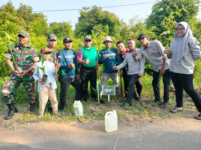 Foto bersama setelah melakukan penanam dalam rangka hari bumi 2023. (Foto dok. YP)