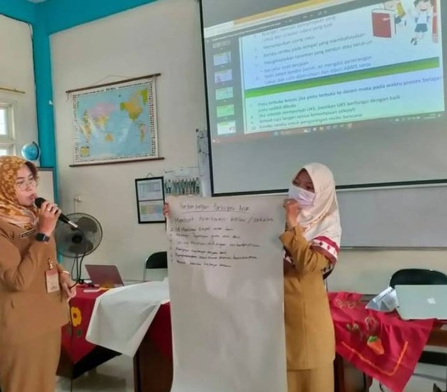 Sosialisasi Sekolah Ramah Anak di SDN Dupak 1 Surabaya.