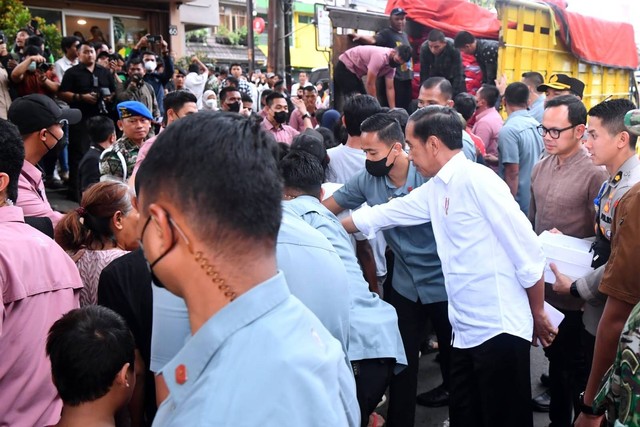 Presiden Jokowi membagikan bantuan sembako hingga hampers untuk masyarakat di Jalan Otista, Kota Bogor, Jawa Barat pada Jumat (14/4/2023). Foto: Rusman/Biro Pers Sekretariat Presiden