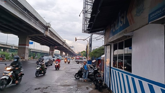 Pantauan lalu lintas dari pos Polisi di Jalan Raya Kalimalang arah Bekasi, Jumat (14/4/2023). Foto: Thomas Bosco/kumparan