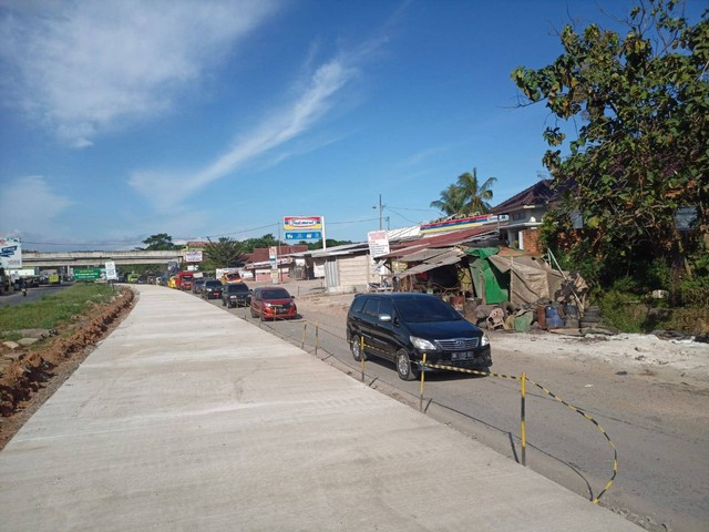 Jalan Terusan Ryacudu yang merupakan akses utama dari pintu gerbang Tol Kota Baru menuju Kota Bandar Lampung mulai diperbaiki. | Foto : Galih Prihantoro/ Lampung Geh