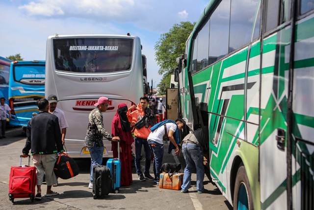 Sejumlah calon pemudik memasukkan barang bawaannya ke dalam bagasi bus di Terminal Kalideres, Jakarta, Jumat (14/4/2023). Foto: Fauzan/ANTARA FOTO