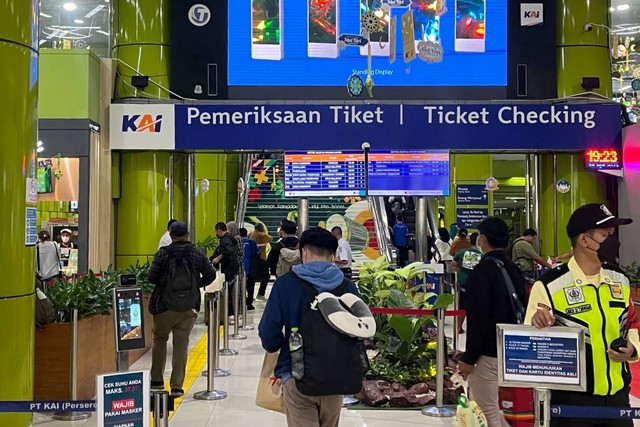 Suasana di Stasiun Gambir Jakarta Pusat yang dipenuhi pemudik, Jumat (14/4/2023). Foto: Haya Syahira/kumparan