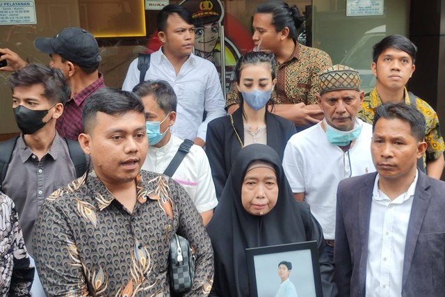 Keluarga Muhammad Syamil Akbar, korban kecelakaan anak artis Ira Riswana di Mabes Polri, Jakarta, Jumat (14/4/2023). Foto: Dok. Istimewa