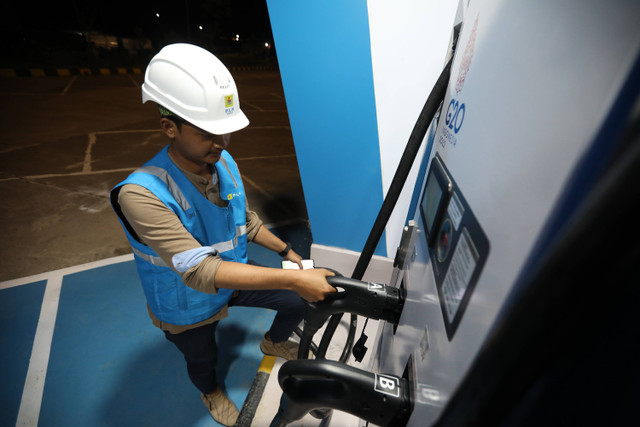 Petugas PLN mencoba alat pengisi daya kendaraan di Stasiun Pengisian Kendaraan Listrik Umum (SPKLU) di Rest Area 88b, Jawa Barat, Kamis (13/4/2023). Foto: Aditia Noviansyah/kumparan