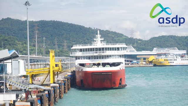 Salah satu kapal Ferry saat bersandar di Pelabuhan Merak. Foto: Fitra Andrianto/kumparan