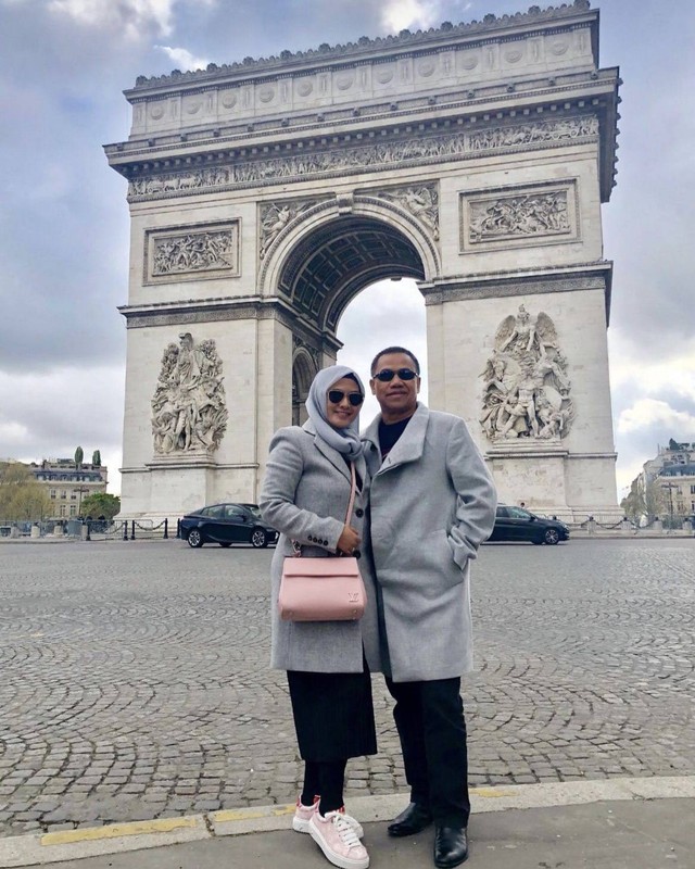 Kadis PUPR EMpat Lawang, Ismail Hakim bersama istrinya saat liburan ke luar negeri. (dok. Ist)