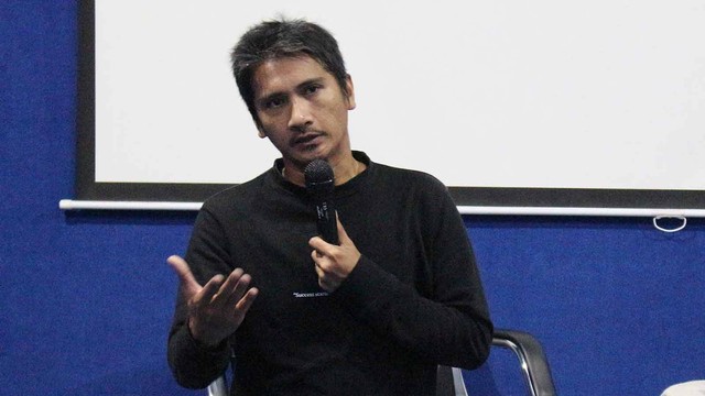 Zen RS, Chief of content Narasi.tv dan Chief Editor Narasi Newsroom, saat menjadi nara sumber diskusi 'Investigative Reporting di Media Digital' di Ruang Multimedia Kampus Stikosa AWS