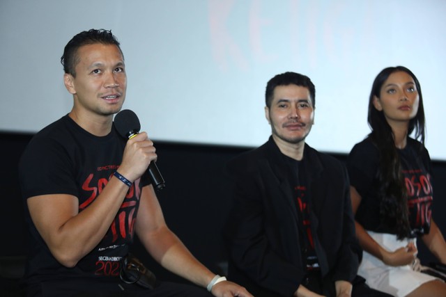 Artis Samuel Rizal (kiri), Erica Carl (kanan) saat konferensi pers launching poster dan teaser film Sosok Ketiga di Grand Indonesia, Jakarta, Kamis, (13/4/2023). Foto: Agus Apriyanto Foto: Agus Apriyanto