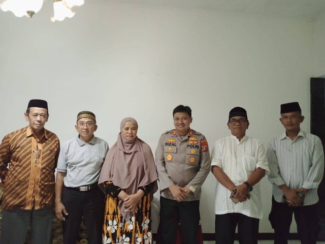 Kapolres Lampung Timur, AKBP Rizal Mukhtar (baju dinas polisi), bersama kedua orang tua Bima (samping kanan Kapolres). | Foto: Polres Lampung Timur