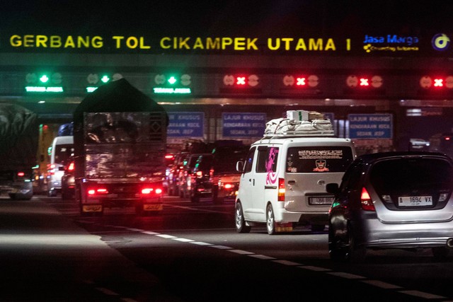 Suasana pintu Tol Cikampek Utama, Sabtu (15/4/2023). Foto: ANTARA FOTO/Muhammad Adimaja