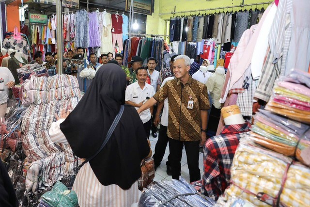 Gubernur Jateng Ganjar Pranowo berbincang dengan pedagang saat mengecek harga kebutuhan pokok di Pasar Kliwon, Kabupaten Kudus, Jateng menjelang Hari Raya Idul Fitri 1444 H, Jumat (14/4). Foto: Dok. Istimewa