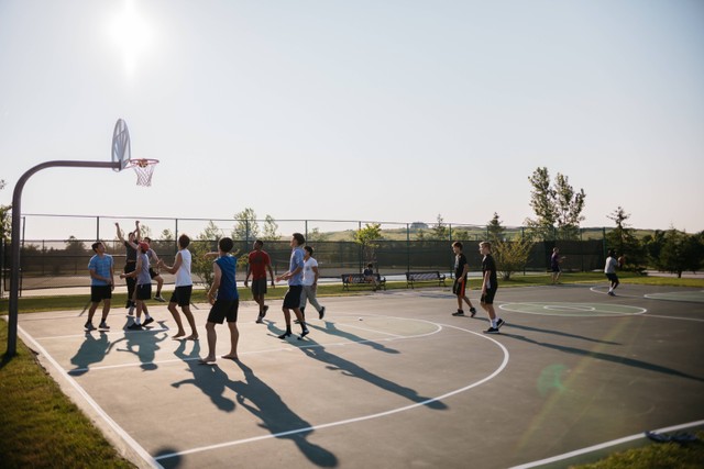 Cara Menggiring Bola Basket yang Dibenarkan dalam Pertandingan. Foto: Unsplash/Steven Abraham.