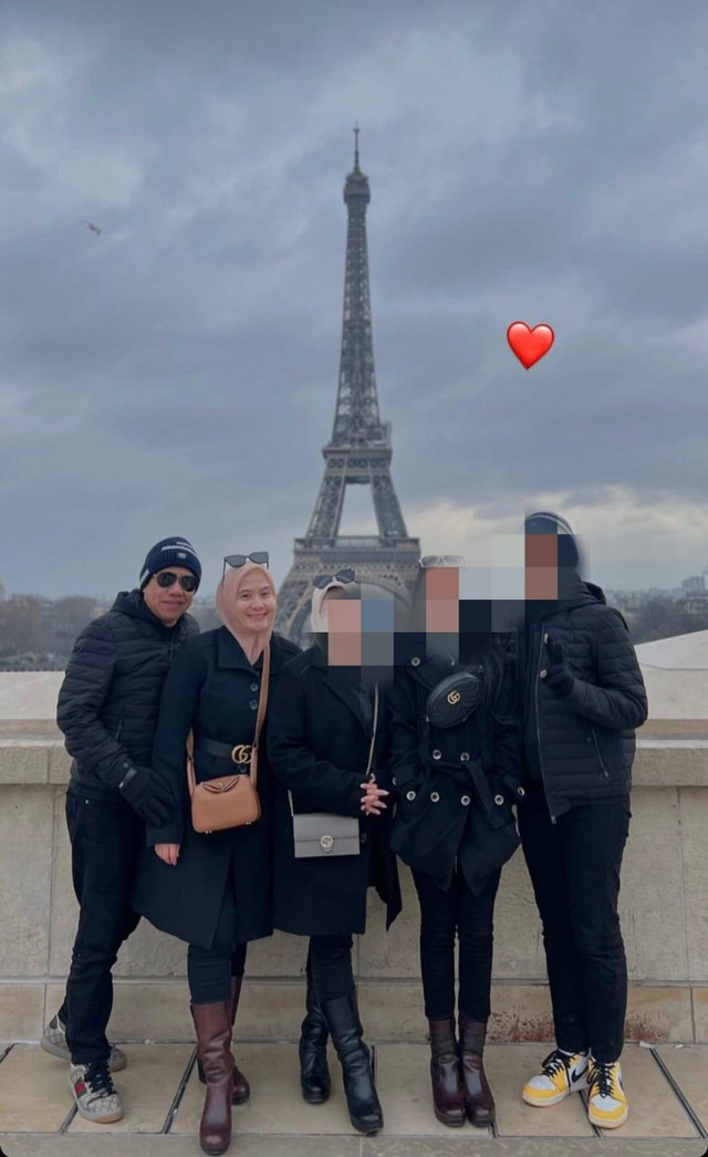 Kadis PUPR Empat Lawang, Ismail Hakim bersama istrinya, serta keluarganya saat liburan ke Paris, Foto : Istimewa