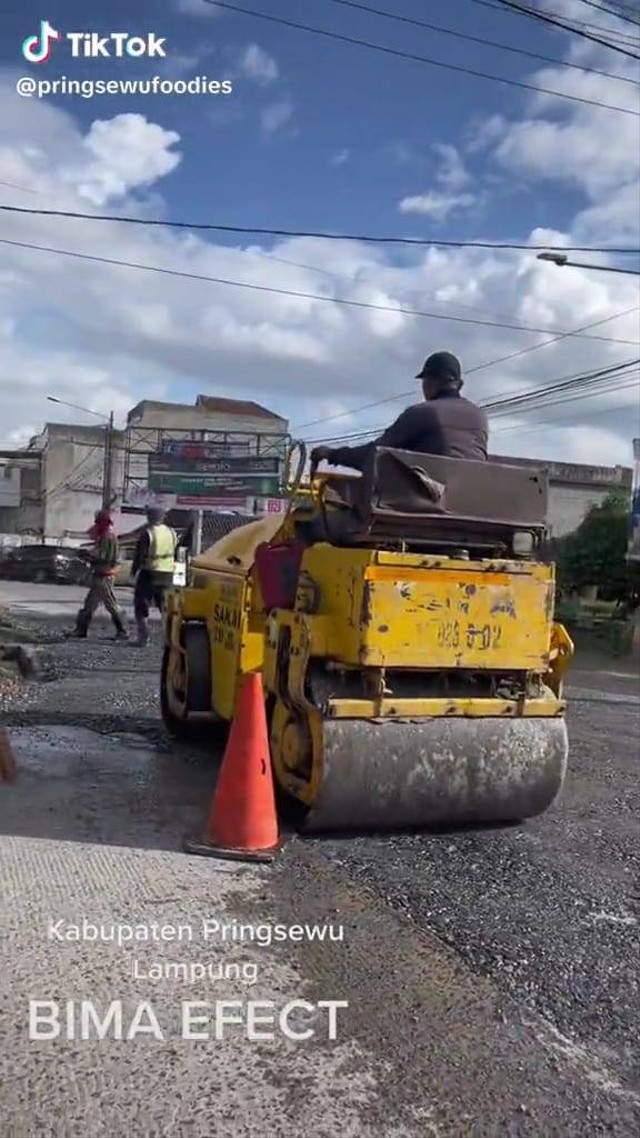 Salah satu ruas jalan di Kabupaten Pringsewu diperbaiki usai video kritikan Tiktoker Bima viral. | Foto: ist