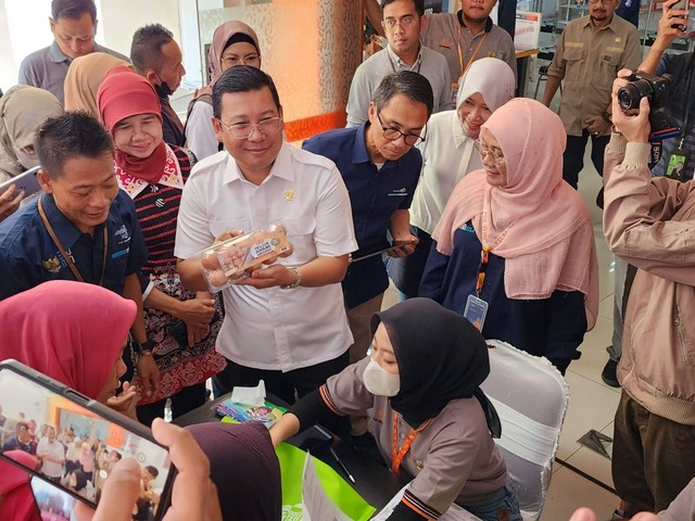 Kepala Badan Pangan Nasional/National Food Agency (NFA) Arief Prasetyo Adi menghadiri penyaluran bantuan pangan telur dan daging ayam di Bekasi, Sabtu (15/4/2023).
 Foto: Dok. Badan Pangan Nasional