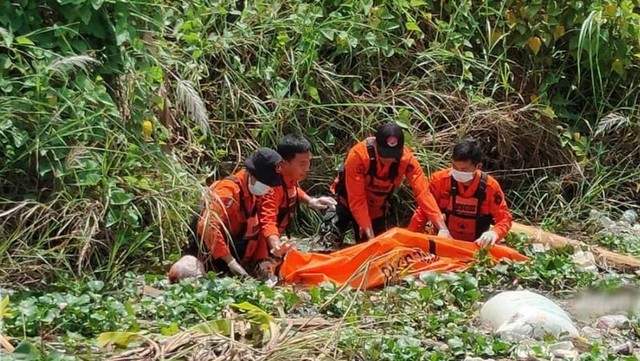 Petugas saat mengevakuasi mayat M Nasihin (28) warga Desa Kauman, Kecamatan Baureno, Kabupaten Bojonegoro. Sabtu (15/03/2023) (foto: dok istimewa)