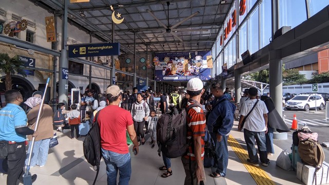 Suasana pemudik di Stasiun Pasar Senen, Jakarta Pusat, pada H-7 Lebaran, Sabtu (15/4/2023). Foto: Jonathan Devin/kumparan