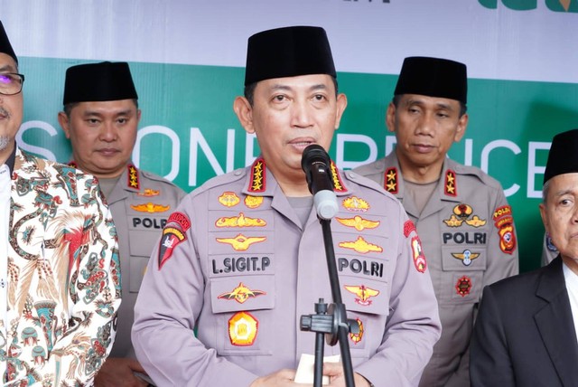 Kapolri Jenderal Listyo Sigit Prabowo memberikan sambutannya di PP PERSIS, Bandung, Sabtu (15/4/2023). Foto: Dok. Polri