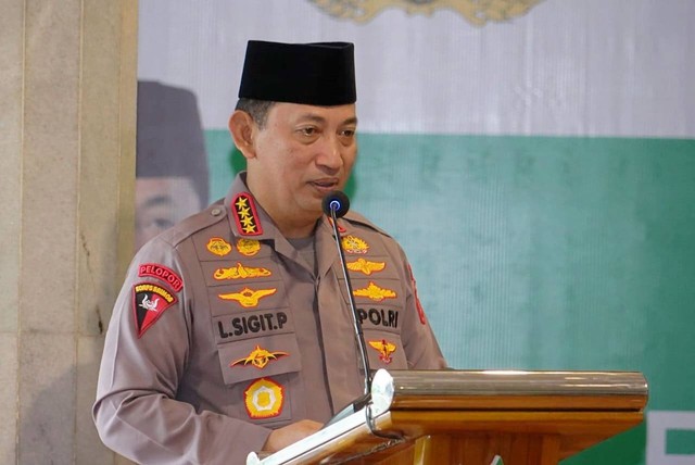 Kapolri Jenderal Listyo Sigit Prabowo memberikan sambutannya di PP PERSIS, Bandung, Sabtu (15/4/2023). Foto: Dok. Polri