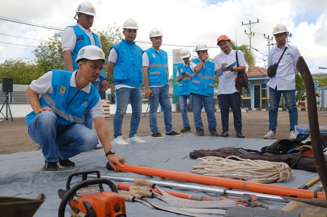 PLN Ketapang mengecek sarana dan prasarana dalam apel siaga Ramadhan dan Idul Fitri. Foto: Dok. PLN