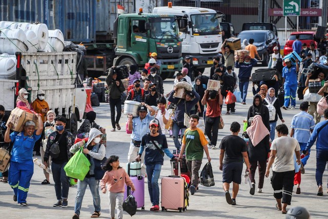 Pemudik membawa barang bawaannya menuju Kapal KM Gunung Dempo di Terminal Penumpang Tanjung Priok, Jakarta, Sabtu (15/4/2023). Foto: Rivan Awal Lingga/ANTARA FOTO