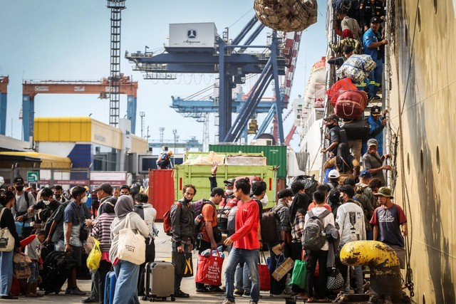 Pemudik antre untuk memasuki Kapal KM Gunung Dempo di Terminal Penumpang Tanjung Priok, Jakarta, Sabtu (15/4/2023). Foto: Rivan Awal Lingga/ANTARA FOTO