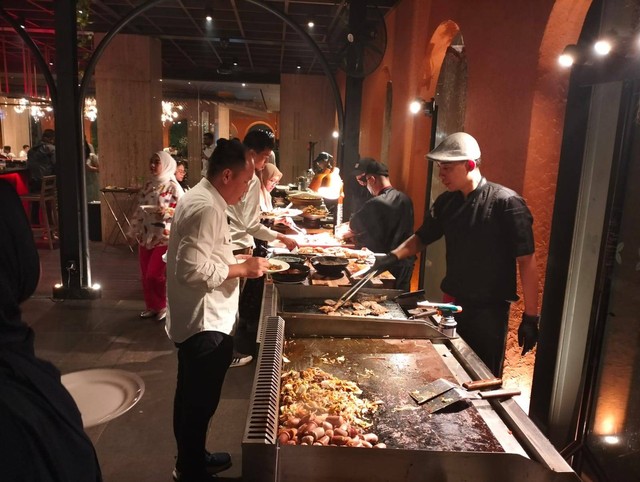 Seorang chef sedang memasak daging di depan pengunjung yang berbuka puasa di Artotel Suites Bianti. Foto: erfanto/Tugu Jogja