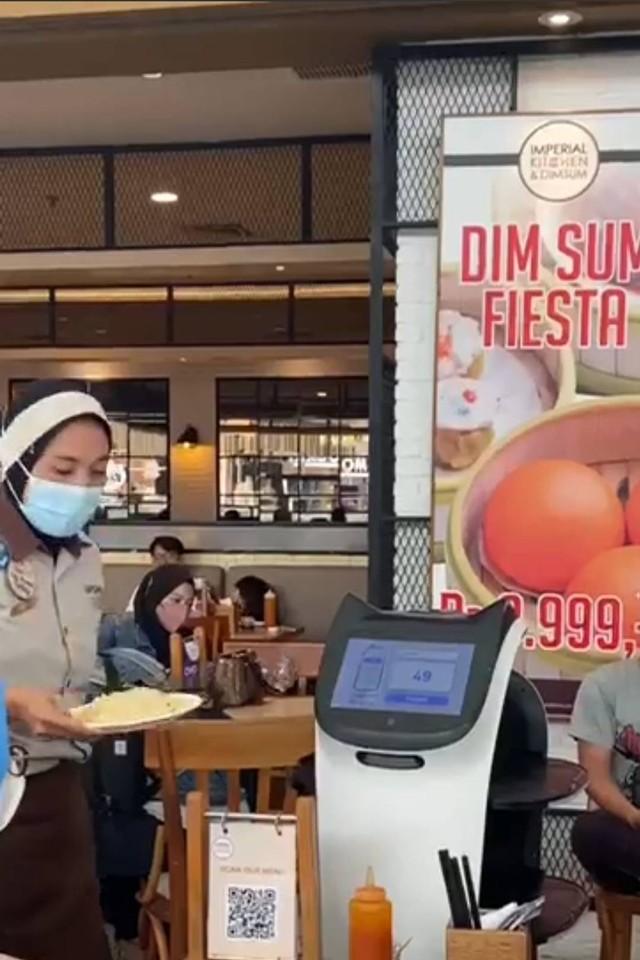 Robot yang layani pelanggan di resto Imperial Kitchen & Dimsum. Foto: Istimewa