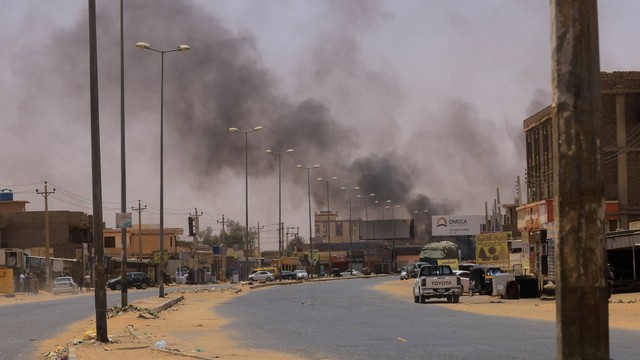 Asap mengepul di Omdurman, dekat Jembatan Halfaya, saat bentrokan antara Pasukan Dukungan Cepat Paramiliter dan tentara terlihat dari Khartoum Utara, Sudan, Sabtu (15/4/2023). Foto: Mohamed Nureldin Abdallah/REUTERS