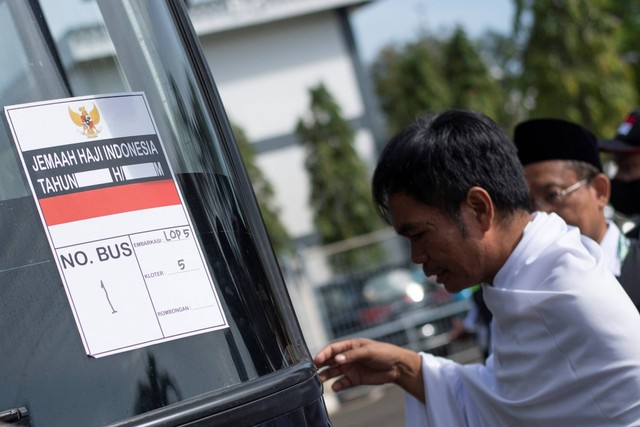 Jemaah haji menaiki bus untuk melakukan umrah wajib sebelum puncak haji saat gladi posko pelaksanaan haji 1444 H/ 2023 M di Asrama Haji Pondok Gede, Jakarta, Sabtu (15/4/2023). Foto: Wahyu Putro A/ANTARA FOTO