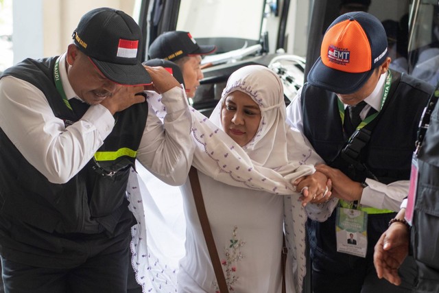 Petugas memberikan pertolongan kepada jemaah haji saat gladi posko pelaksanaan haji 1444 H/ 2023 M di Asrama Haji Pondok Gede, Jakarta, Sabtu (15/4/2023). Foto: Wahyu Putro A/ANTARA FOTO