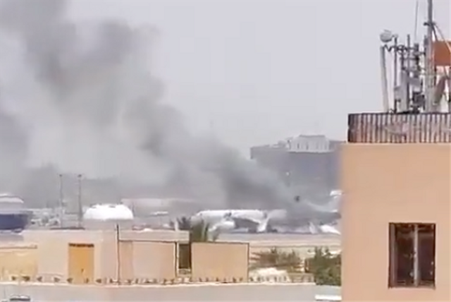 Pesawat sipil di Bandara Internasional Khartoum, Sudan, terbakar buntut baku tembak pada Sabtu (15/4/2023). Foto: Dok. Istimewa