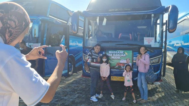 Pemberangkatan mudik gratis dari Gubernur Jateng Ganjar Pranowo di halaman rest area KM 20B Bandar Lampung, Sabtu (15/3/2023). Foto: Dok. Istimewa